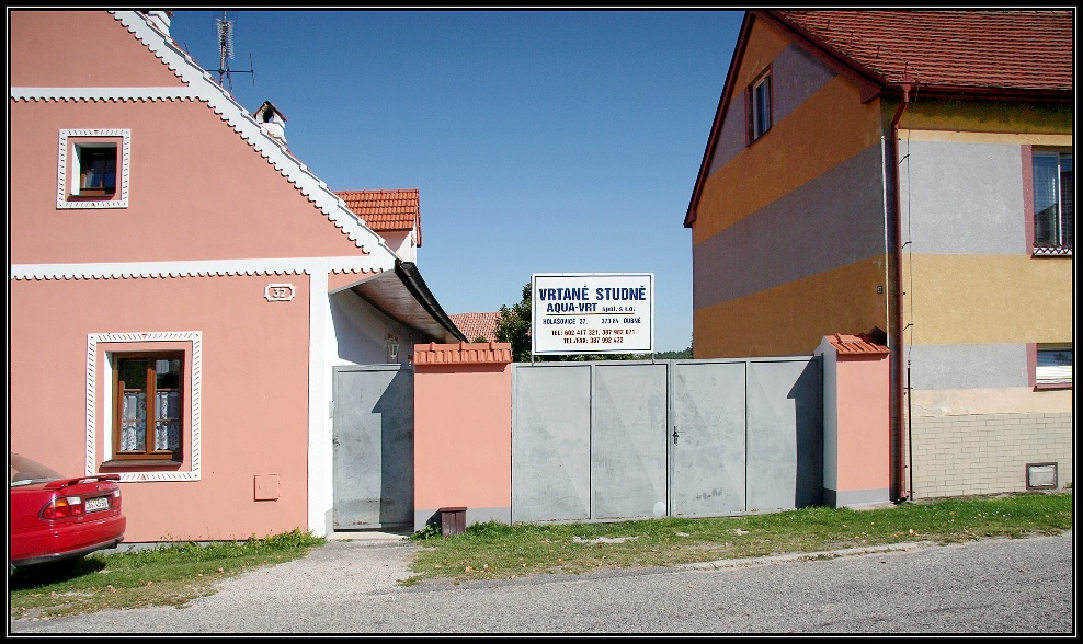 Břízolit a reklama vedle tradičních fasád