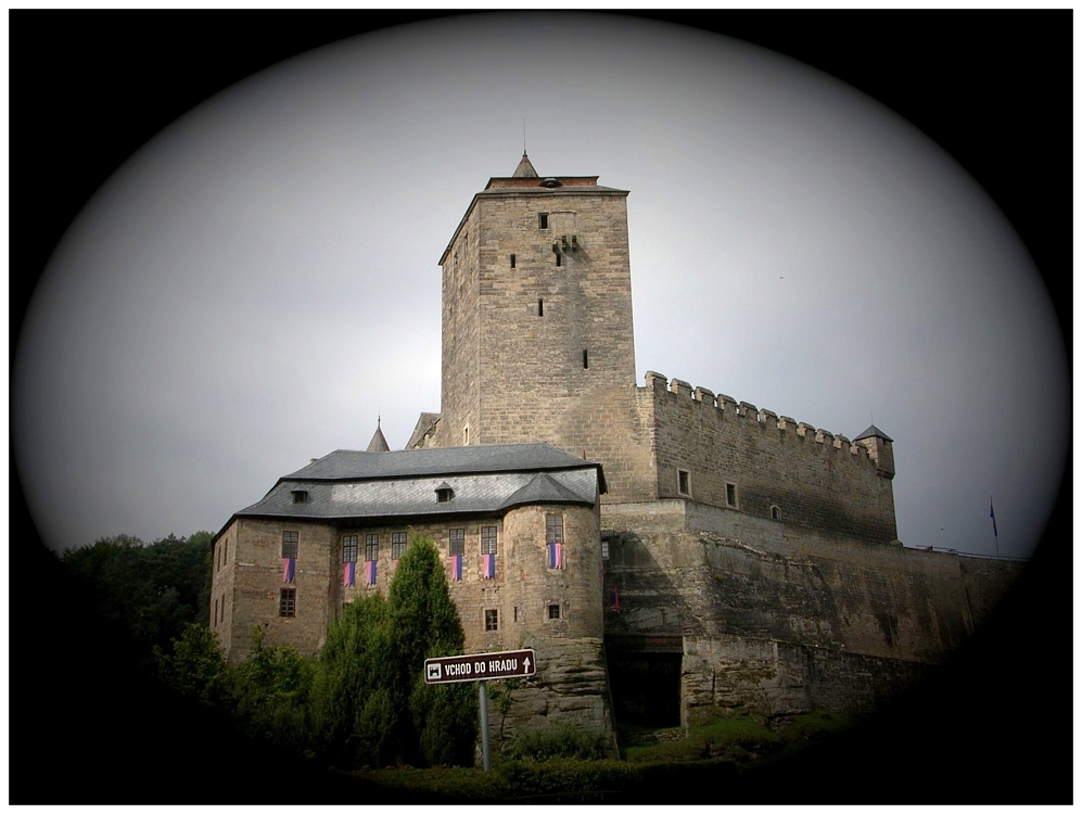 Hrad Kost: vstup do hradu stále