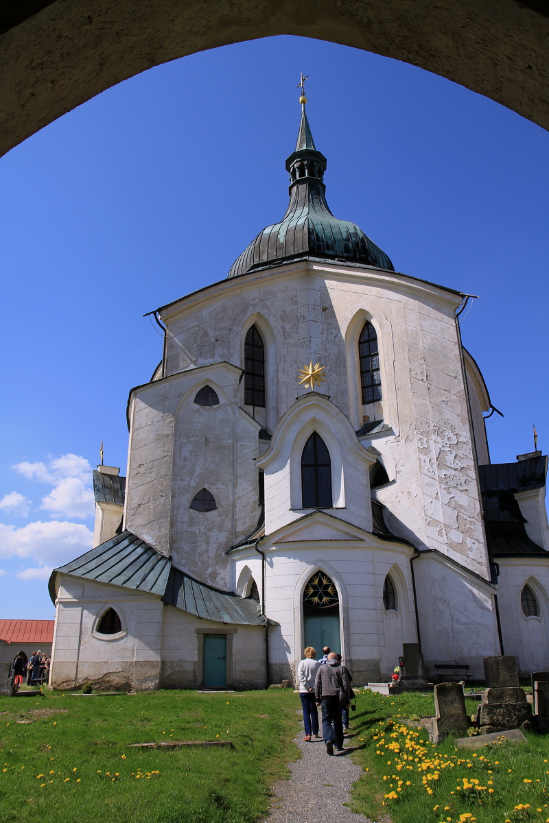 Foto ze vchodu poutního kostela