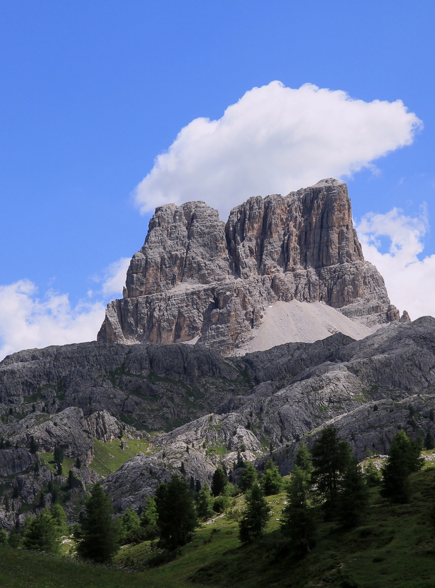 Mt. Pelmo s mráčkem