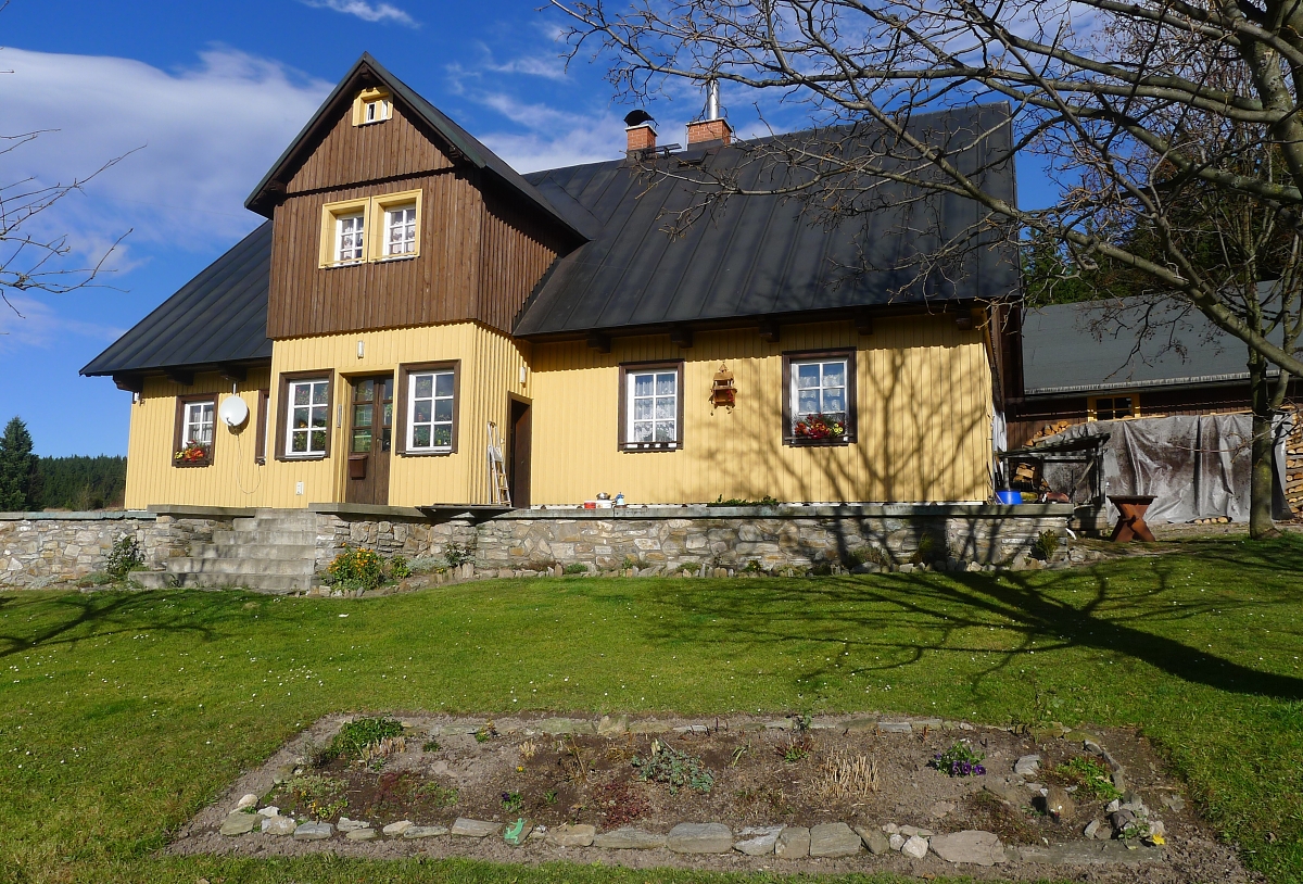 Záhon před chalupou
