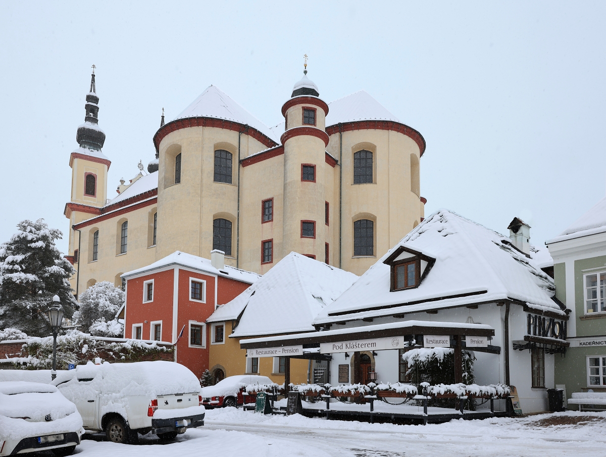 V podklášteří