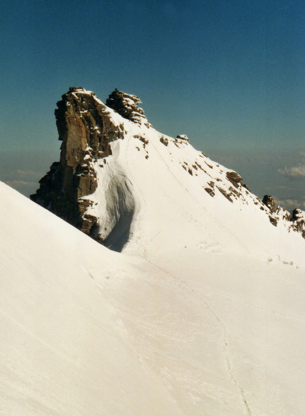 Vrcholové partie kryje ledovec (2002)