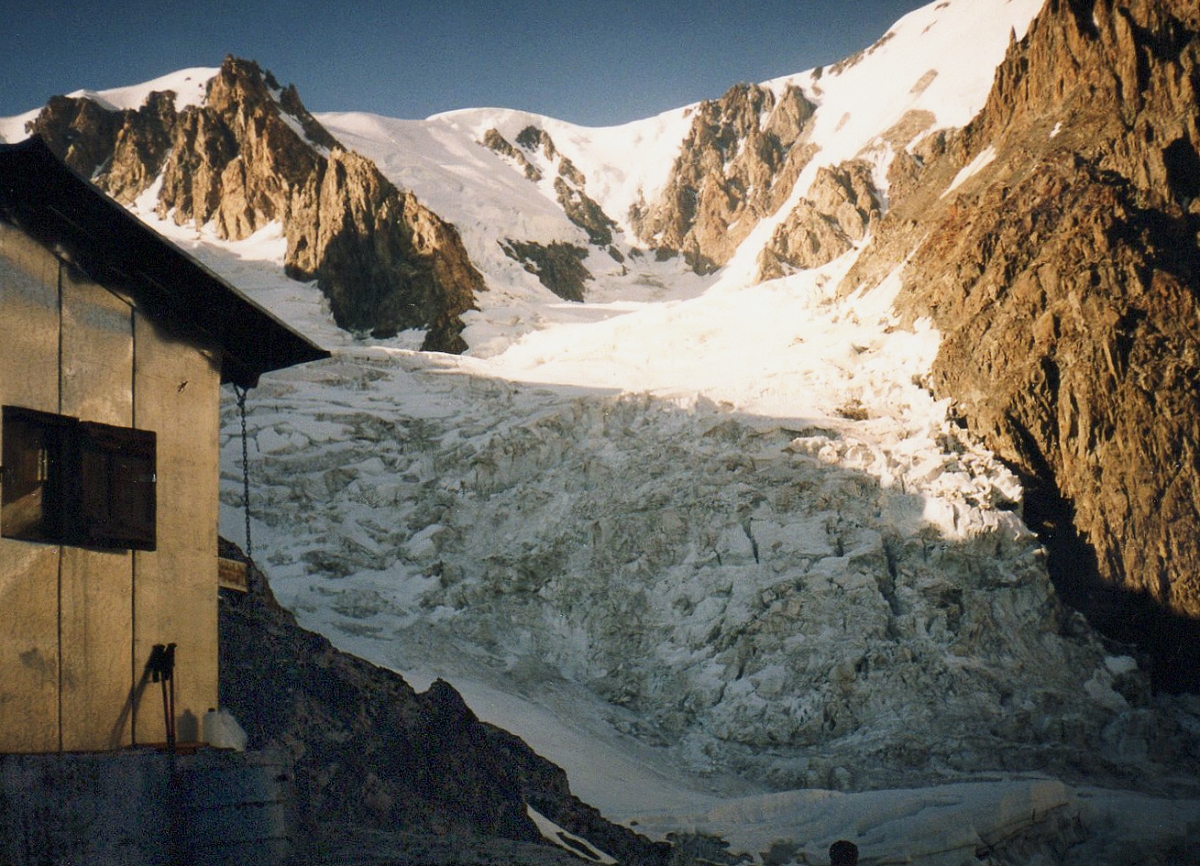 Pohled od chaty s názvem Gonella, 3071 m/m