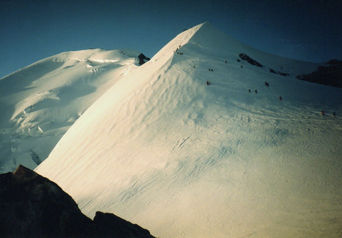 Mont Blanc v dohledu (ten vlevo) - ještě však asi 2 hod stoupání
