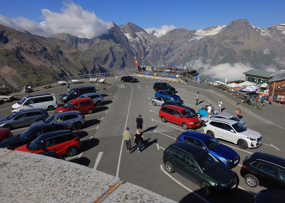 Motorky mají vlastní parkplatz, auta však dominují