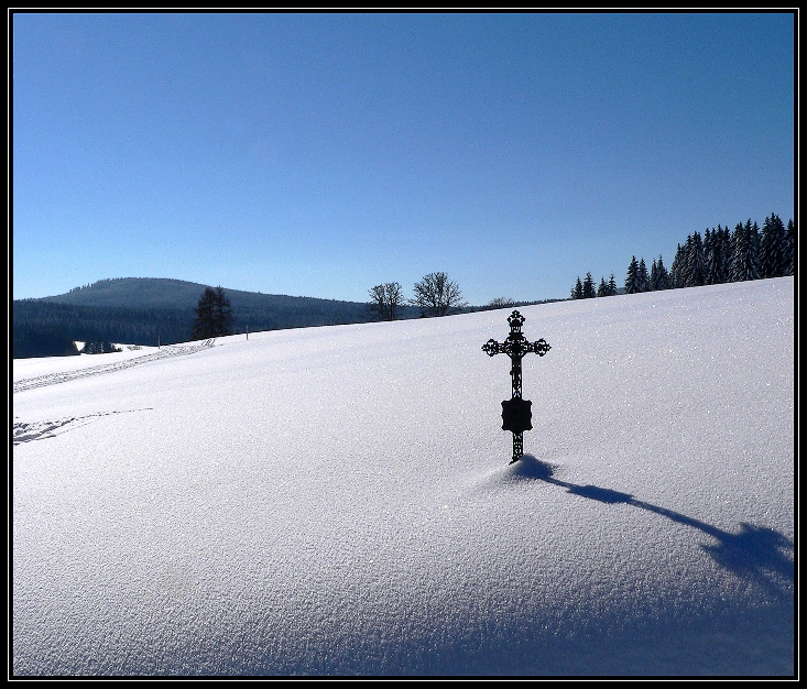 Kříž ve sněhu
