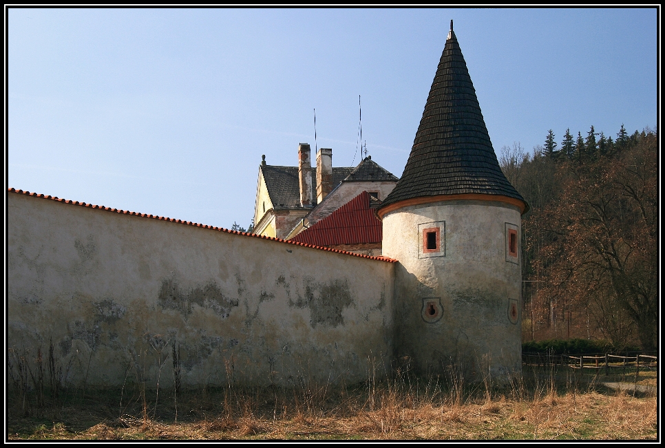 Klášterní hradby