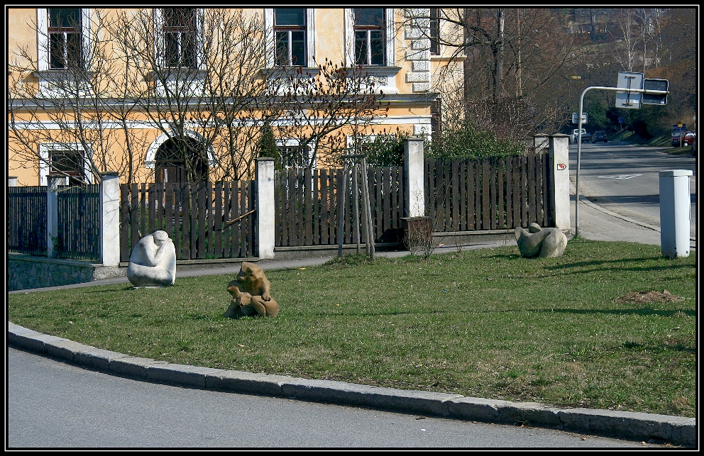 Sochy na trávníku