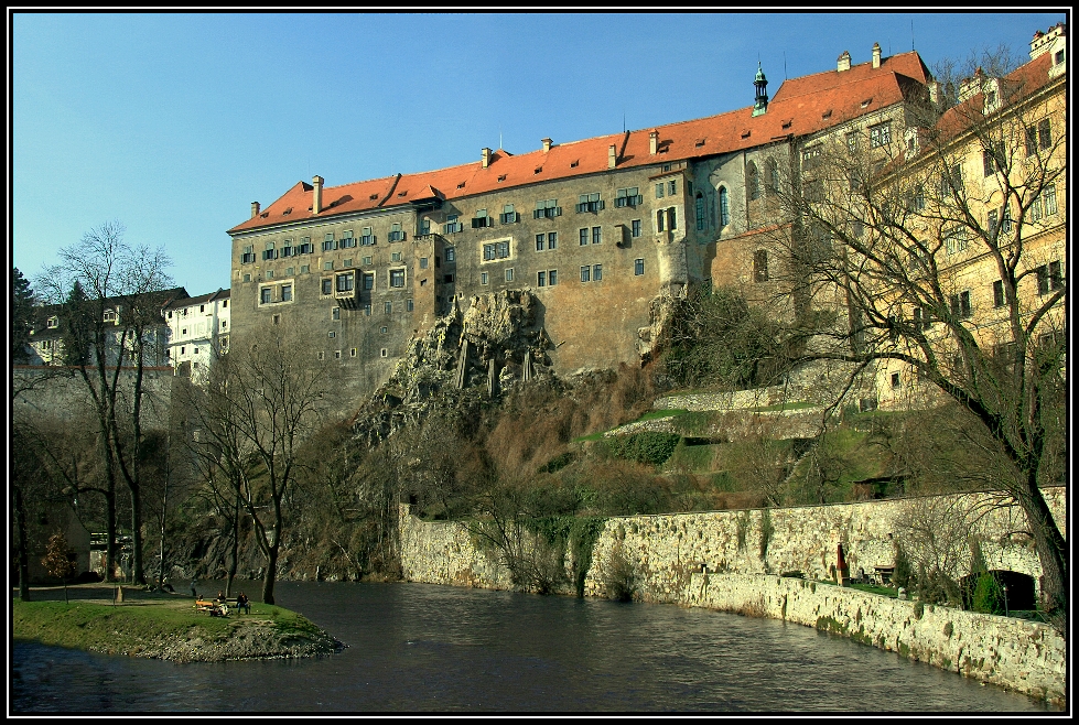 Na skále nad řekou