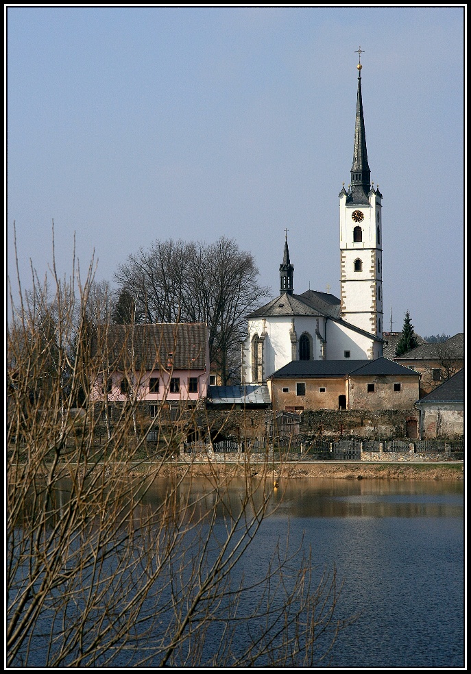 Špičatá věž kostela